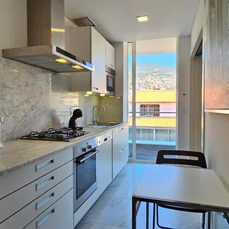 Plaza Apartment *